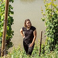 Mariett Schmoranz steht in einem Weinberg in Rüdesheim. Sie ist die neue Geschäftsführerin des Bischöflichen Weinguts.