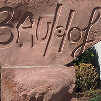 Markanter Portalstein vor dem Bauhof