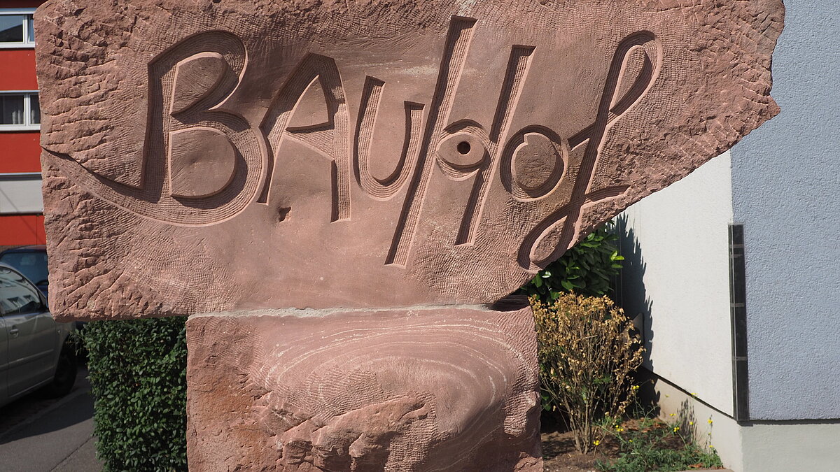 Markanter Portalstein vor dem Bauhof