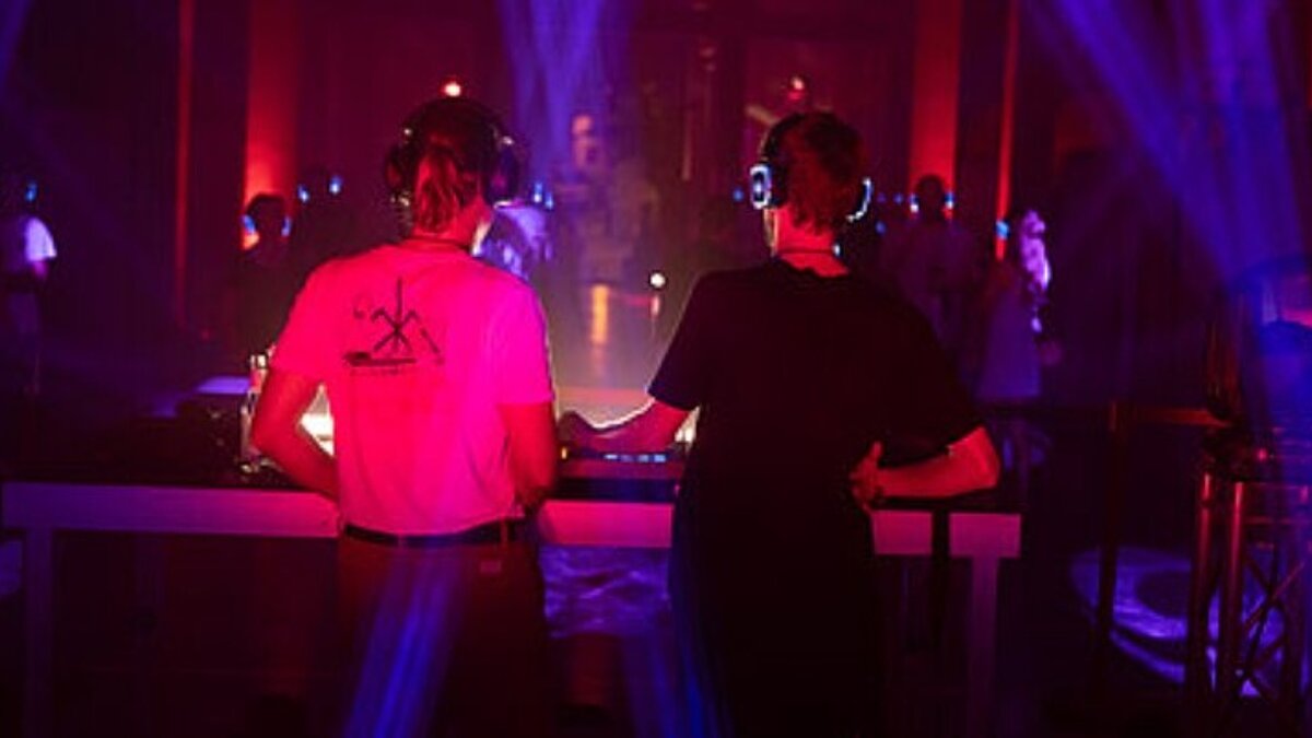 Das Kirchenschiff wird zum Dancefloor