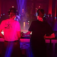 Das Kirchenschiff wird zum Dancefloor